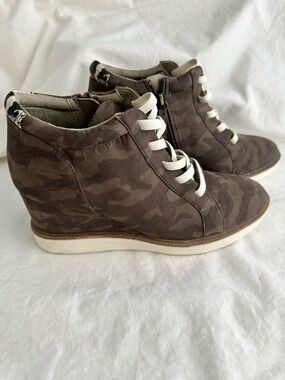 Dr. Scholl's Olive-Taupe Camo High Top Wedge Side Zip Booties